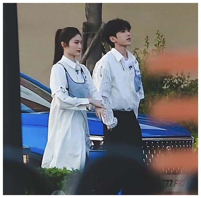 蔡徐坤何穗神仙同框,两位都是超模身材,高级感快要溢出屏幕