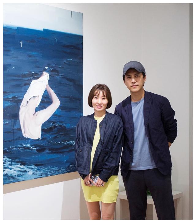 靳东出席好友朱珠画廊,名媛争先合照,靳东手势抢镜获赞__财经头条