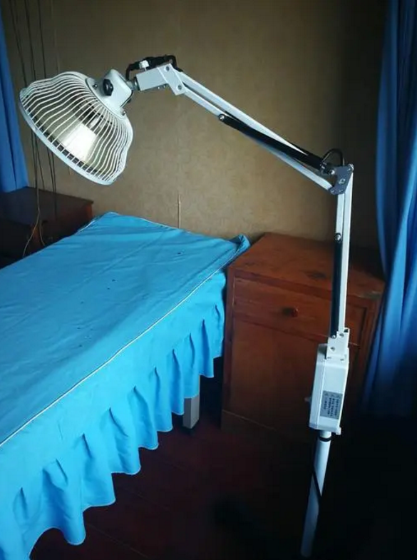 常见的有红外线电烤灯和电磁波电烤灯,这两种医用治疗仪器都有热疗的