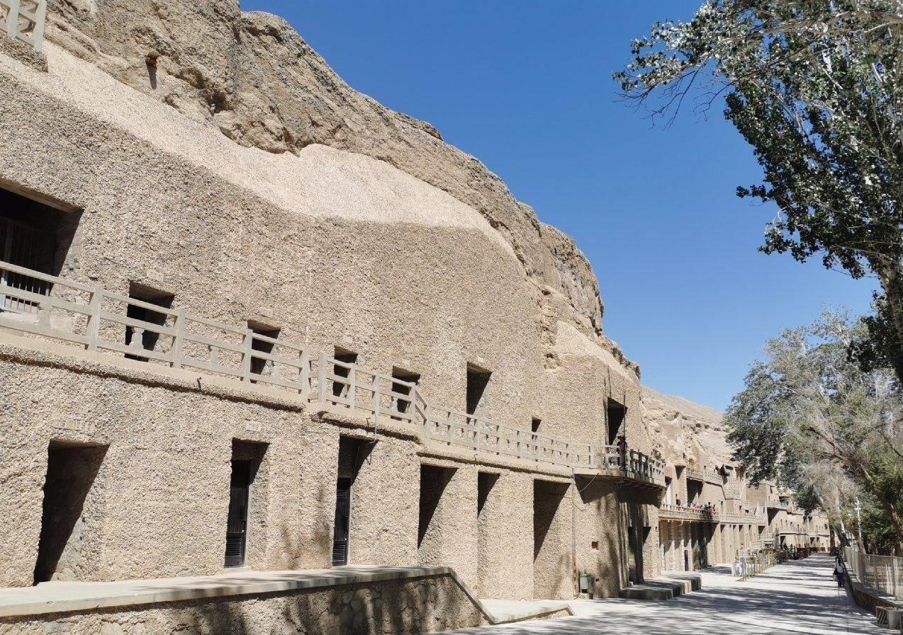 神秘的敦煌莫高窟,里边到底有什么,游客总是络绎不绝