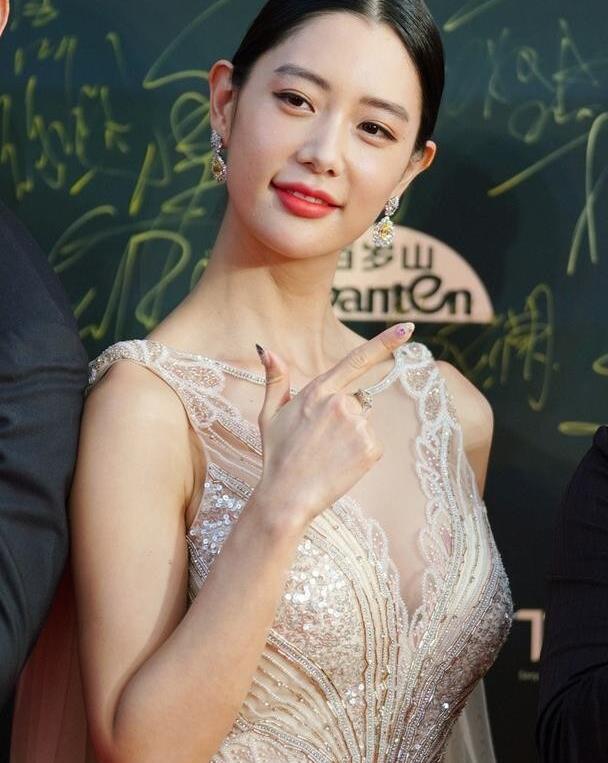 李成敏真敢穿,一袭杏色礼服裙,傲人的身材一览无遗