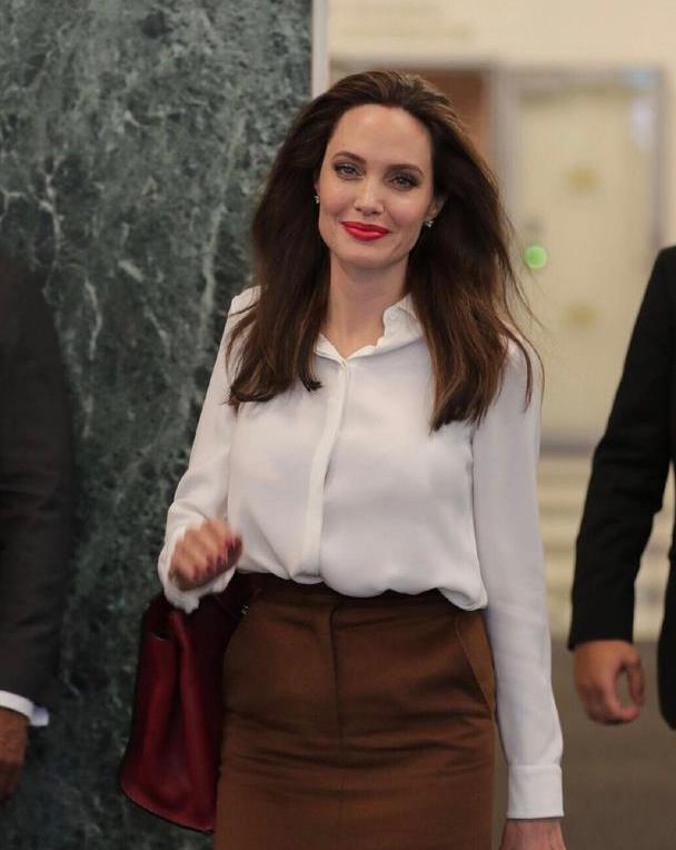 安吉丽娜·朱莉气质没得挑,穿衬衫搭配半身裙华丽大气,漂亮大方