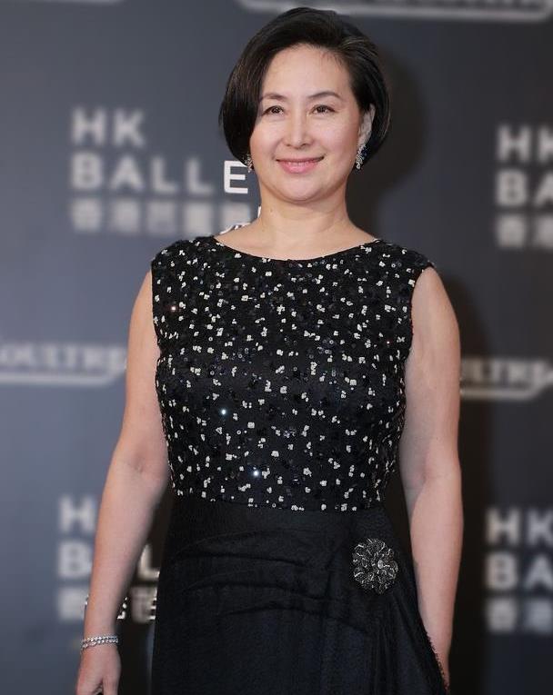 何超琼气质超群又贵气穿刺绣蛋糕裙配短发丰腴大气太抓眼球了