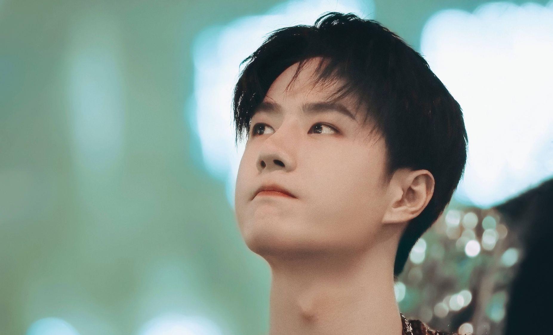 乐华演唱会被"绿海"包围,摩托姐姐应援封神,王一博笑有深意