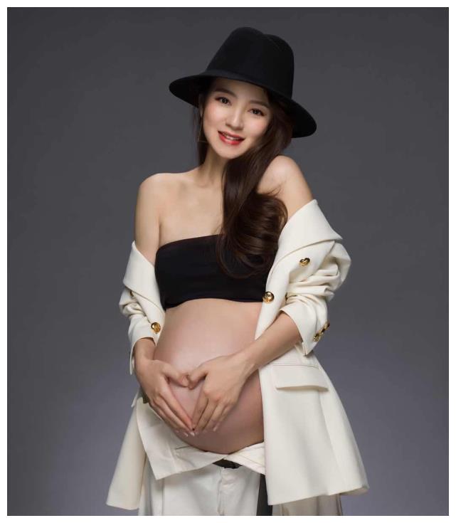 40岁安以轩晒素颜照,还在坐月子就已恢复孕前状态,太惊艳了吧