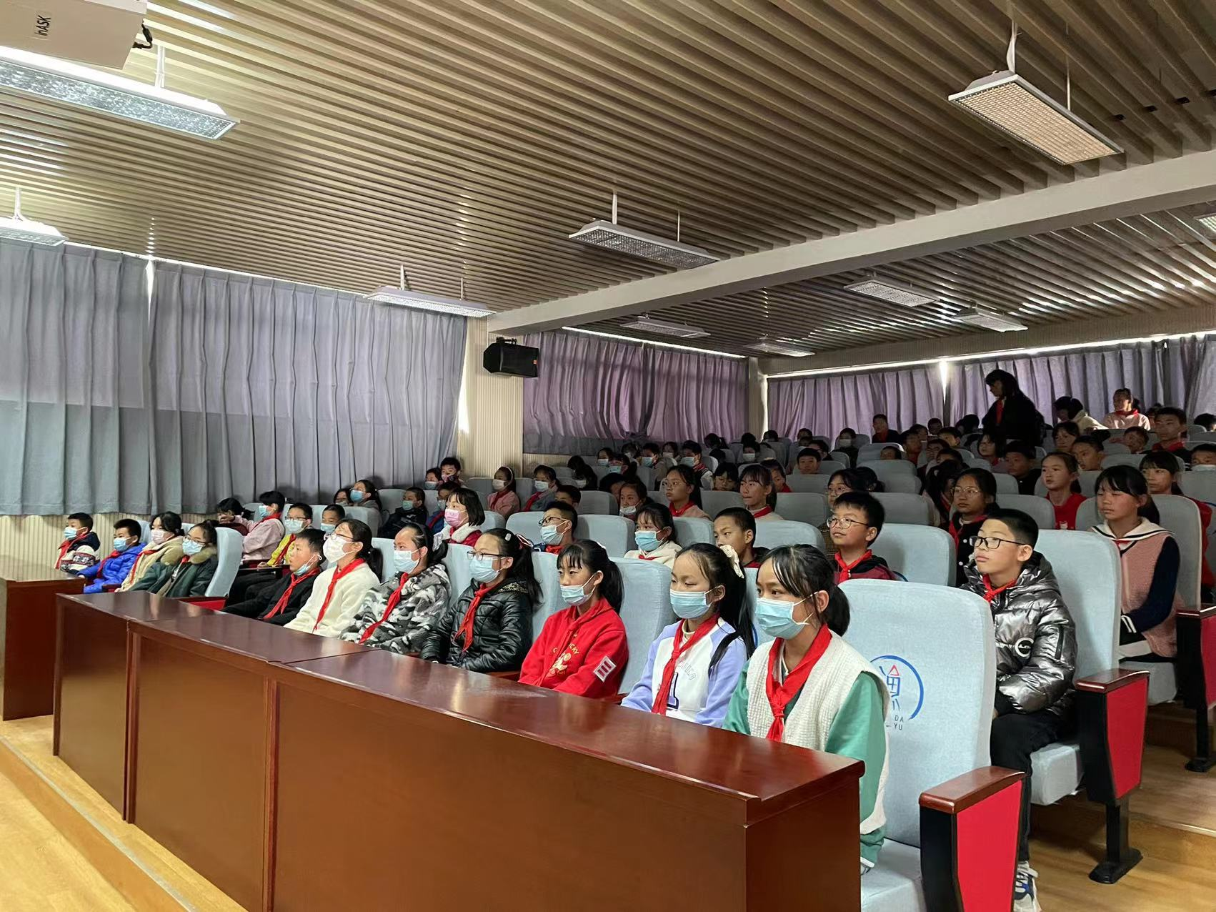 西山区马街大渔中心学校组织观看2021天宫课堂第一课休闲区蓝鸢梦想 - Www.slyday.coM