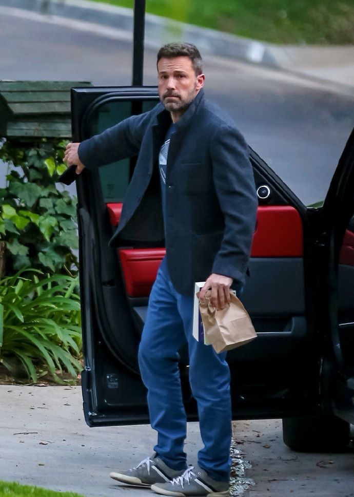 本·阿弗莱克现身,一袭休闲装十分简约,今天也用心履行爹地义务