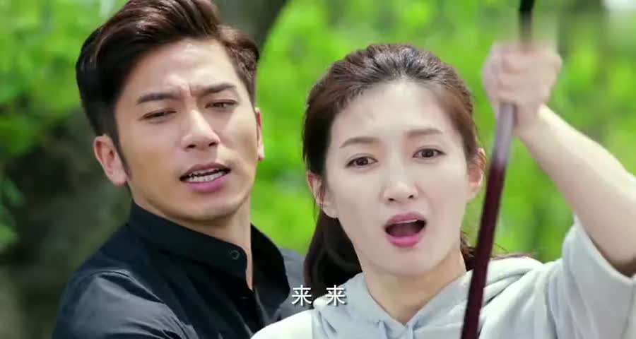 美女钓鱼不小心掉进水池,扑腾个不停,结果水还没到她膝盖_新浪新闻