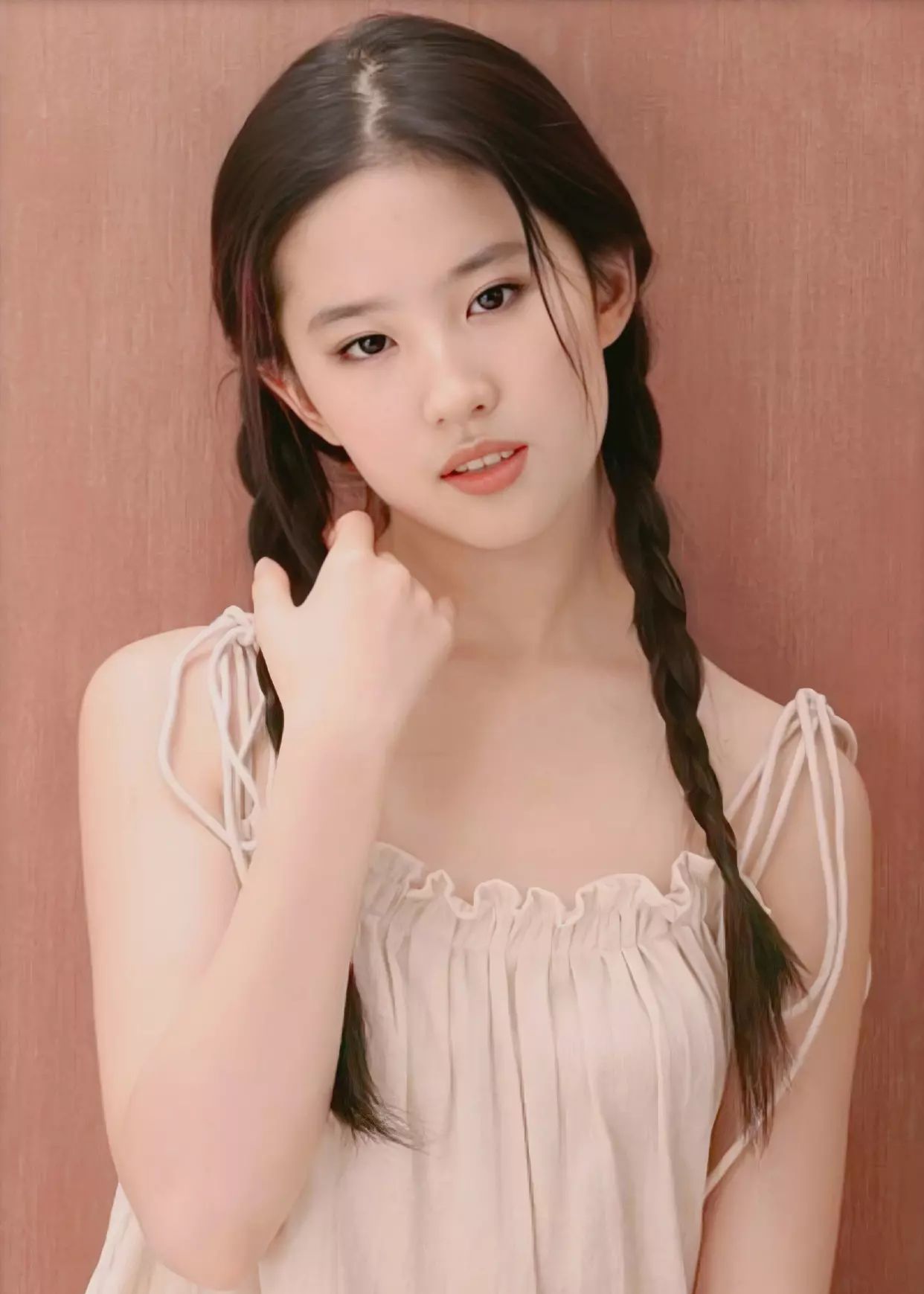 刘亦菲:麻花辫造型,更显清纯气质