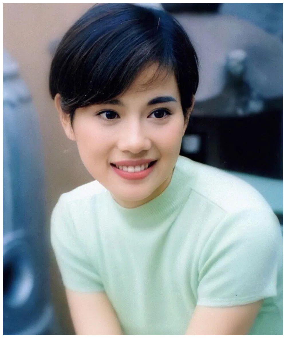 她是「港剧第一女神」遭家暴,患癌,被骗20年积蓄,49岁嫁给爱情