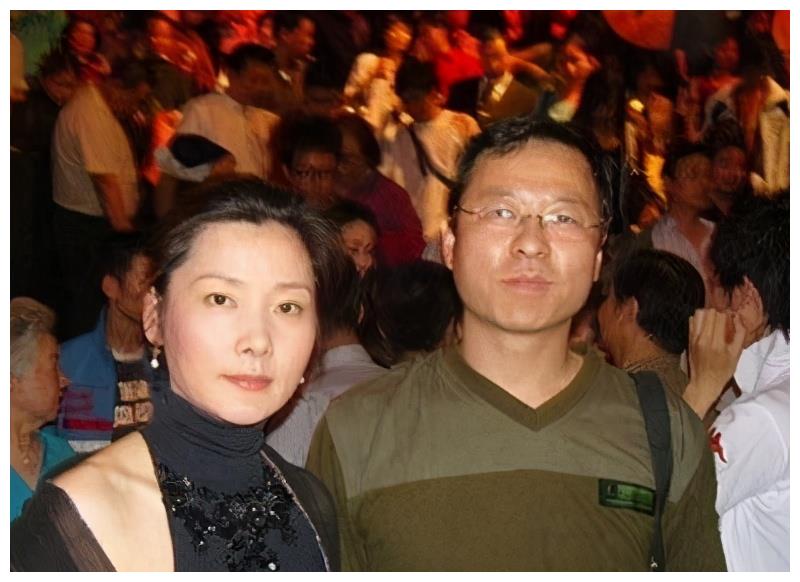 何赛飞年轻时有多美?嫁初恋结婚30年0绯闻,儿子还随她姓