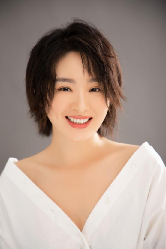 陈奕静写真更新 黑白之间尽显魅力