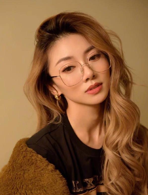 程晓玥近照飒又酷令人眼前一亮