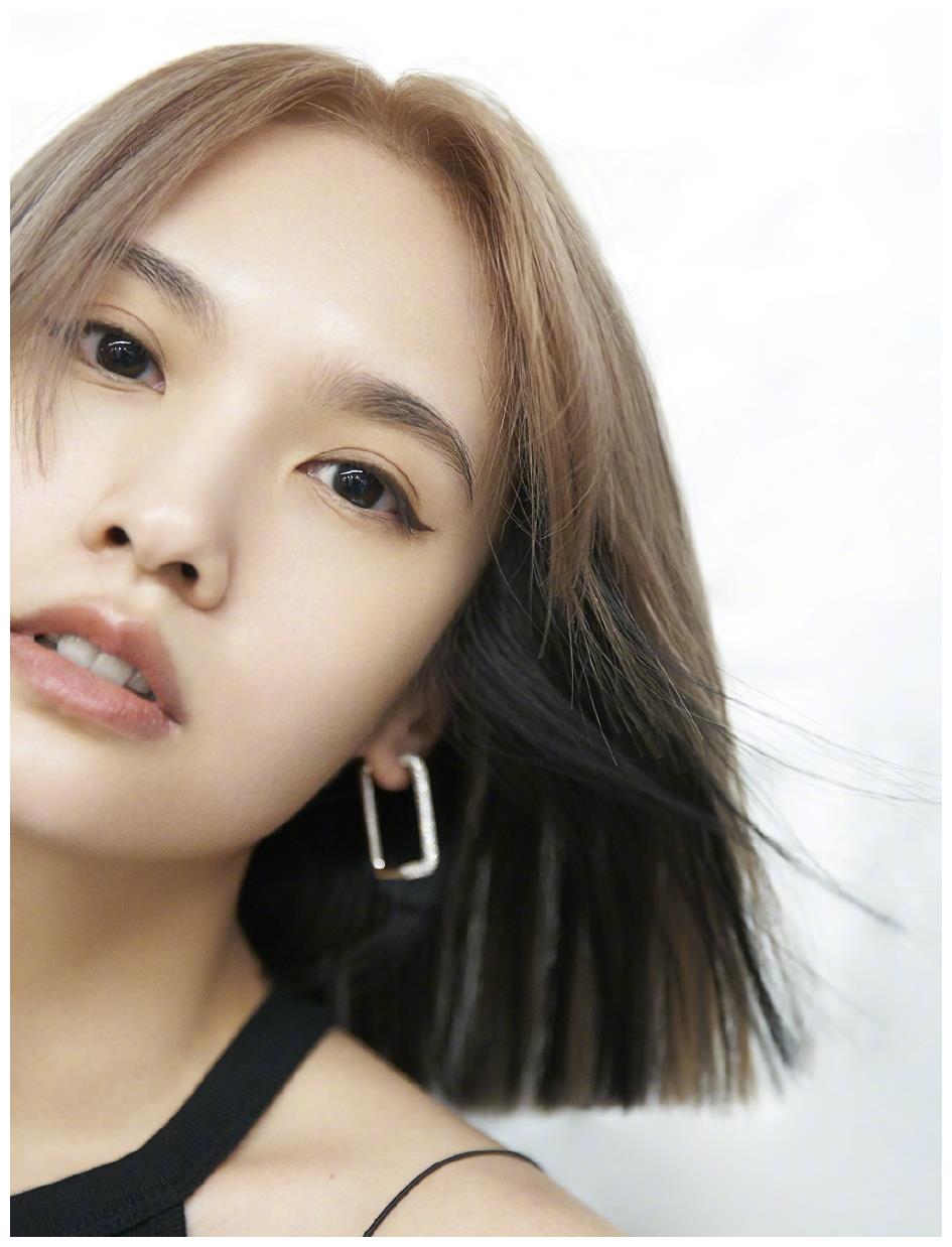 杨丞琳换新发型了,新发型类似"洗剪吹",但是看起来人特别精神