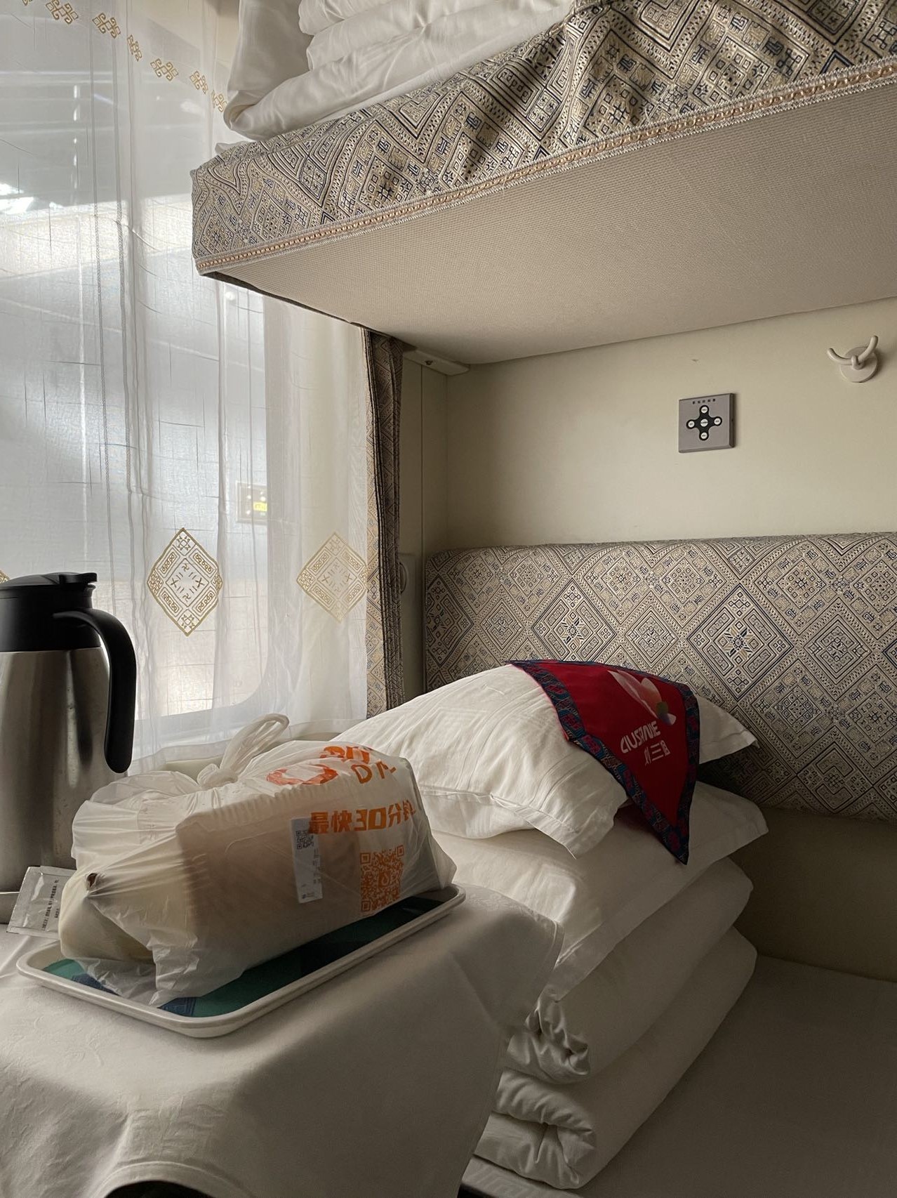 运气爆棚人生第一次坐软卧就独享整个包厢有的看有的吃