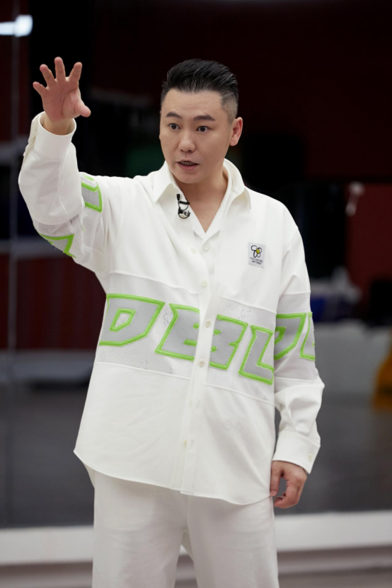 对舞台及其严格的陈琦沅kenn,凭借多年的舞台表演经验以及舞台秀制作