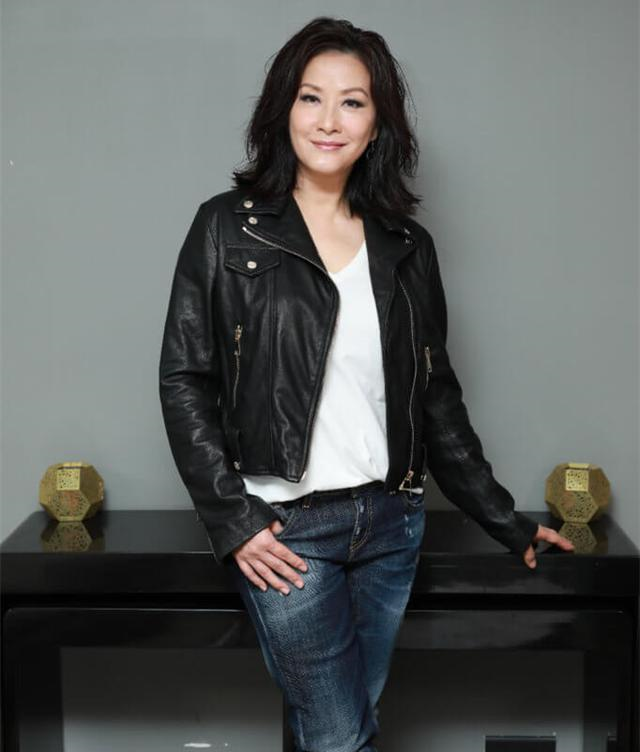 49岁陈慧珊受访女人味十足,13岁女儿罕露面,憨厚可爱像极了爸爸