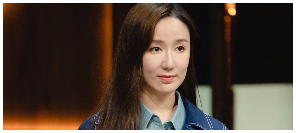 有网友说娄艺潇的脸突然变得好大,也不知道是不是因为这样,她的眼睛也