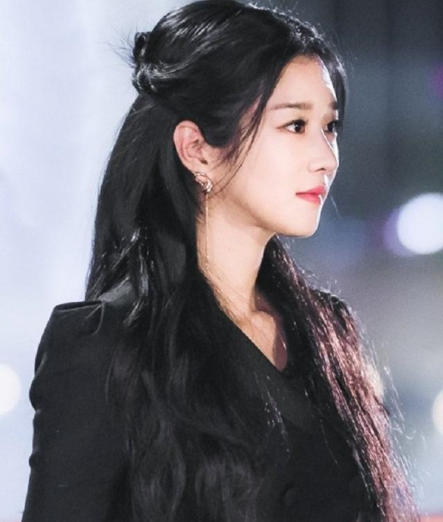 徐睿知太敢穿了吧一身黑色高开叉长裙亮相真怕不小心会掉下来