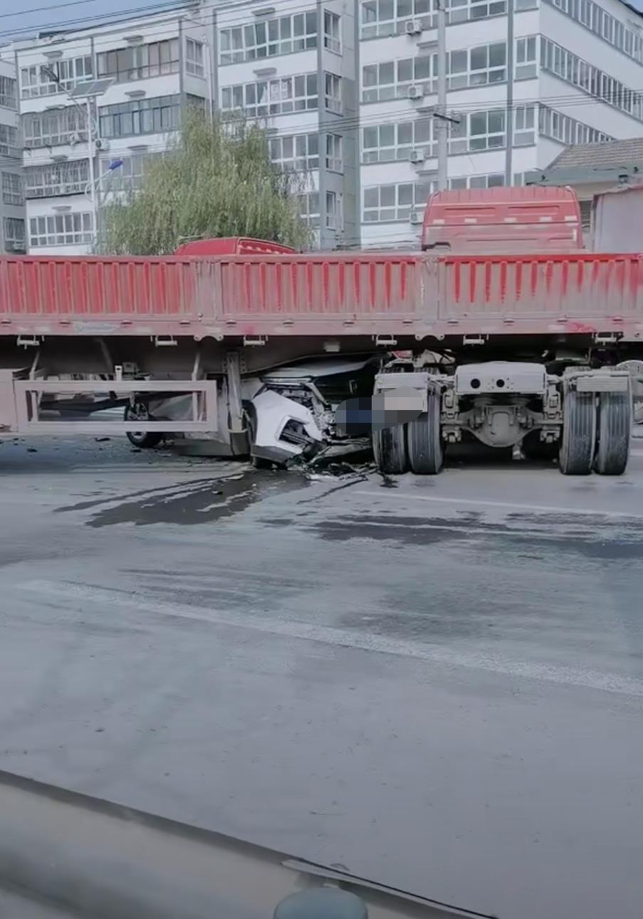 突发!徐州一乡镇上发生惨烈车祸,一小轿车钻入大货车下面