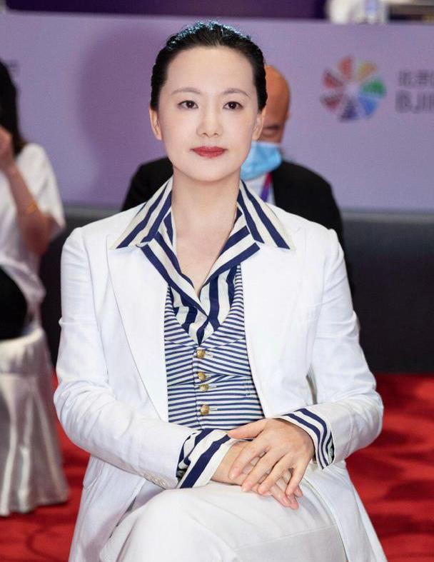 咏梅的高级感真的很稳定穿白色西装套装内搭条纹衬衫精致优雅