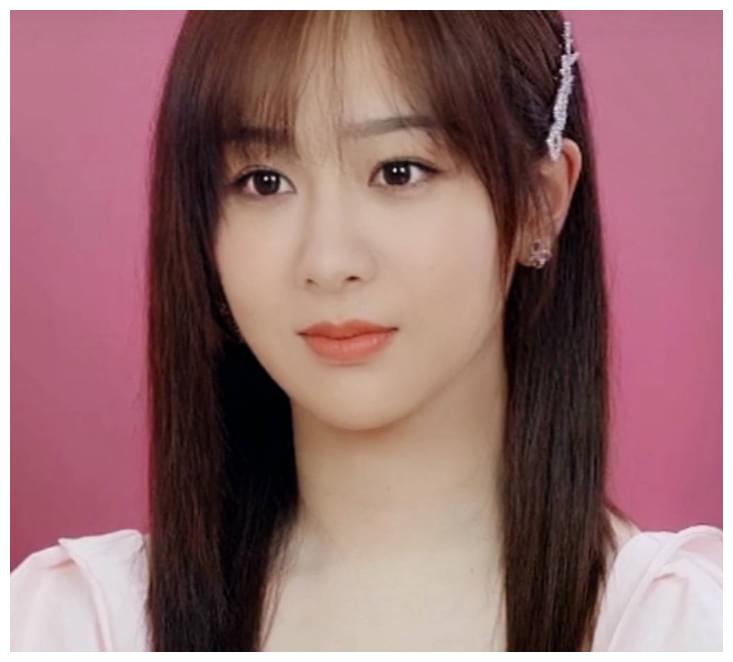 在这组照片中,杨紫留着一头黄色的中长发,耳边戴了一个小发卡,留着齐