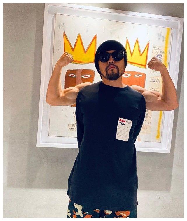 周杰伦深夜庆祝粉丝600万被指熬夜易胖后回应难怪瘦不下来