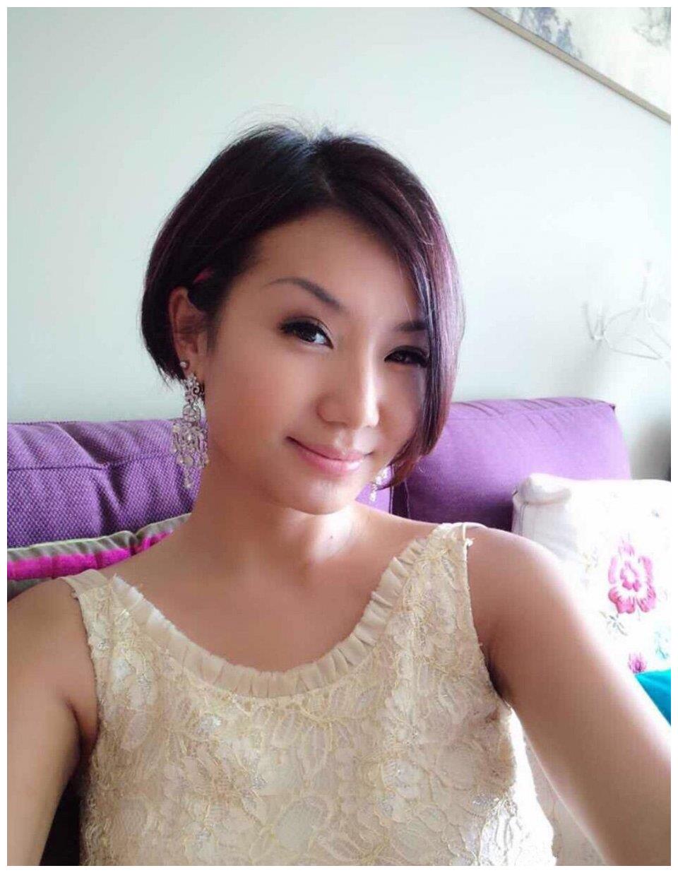 高曙光二婚妻子近照,皮肤黝黑但气质不俗,曾评为亚洲最时尚女性