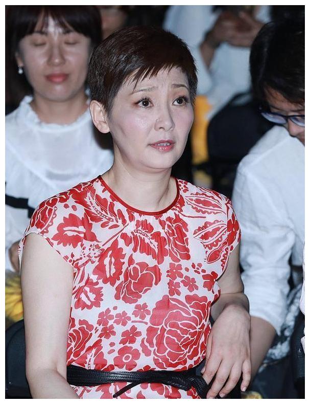 徐帆眼妆化太浓!身穿"土气"连衣裙,显老又俗气得罪造型师了?