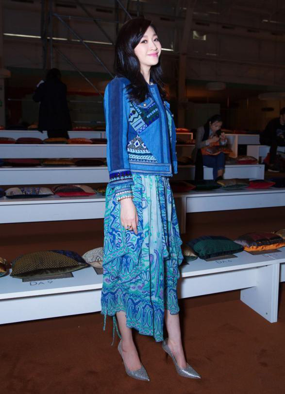 李小冉终于不低调一袭v领蓬蓬裙slay全场美