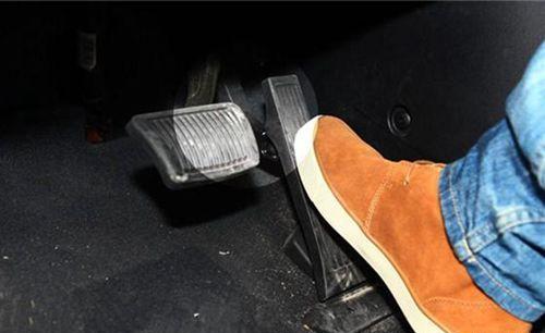 新手学车要掌握正确踩油门姿势|油门|加档|考试_新浪新闻