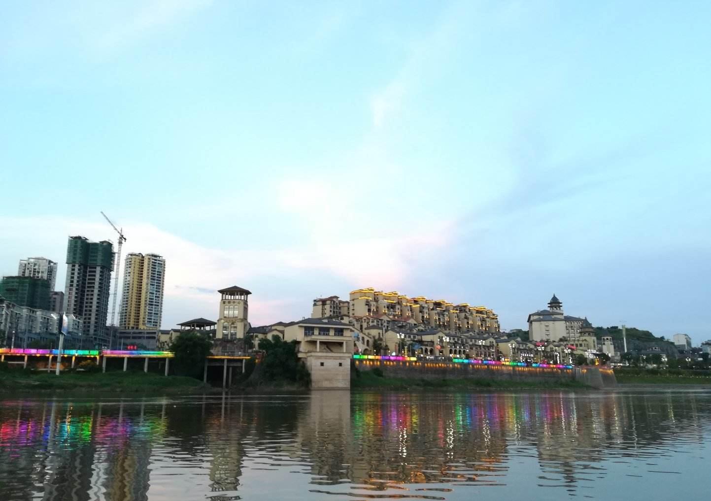 四川泸州合江县一个大镇,和贵州赤水市区一江之隔,一桥相连