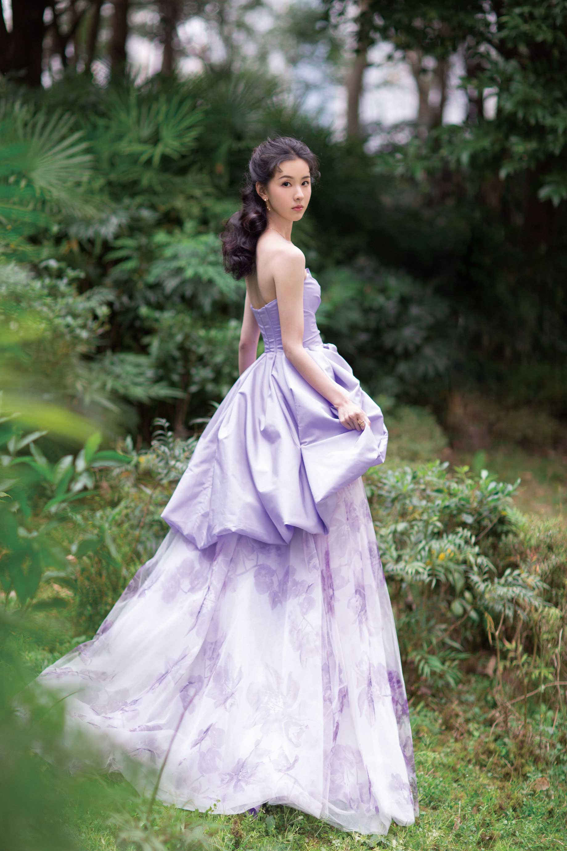 陈都灵中国网络电影节化身凡尔赛公主飘逸长裙演绎别样温柔