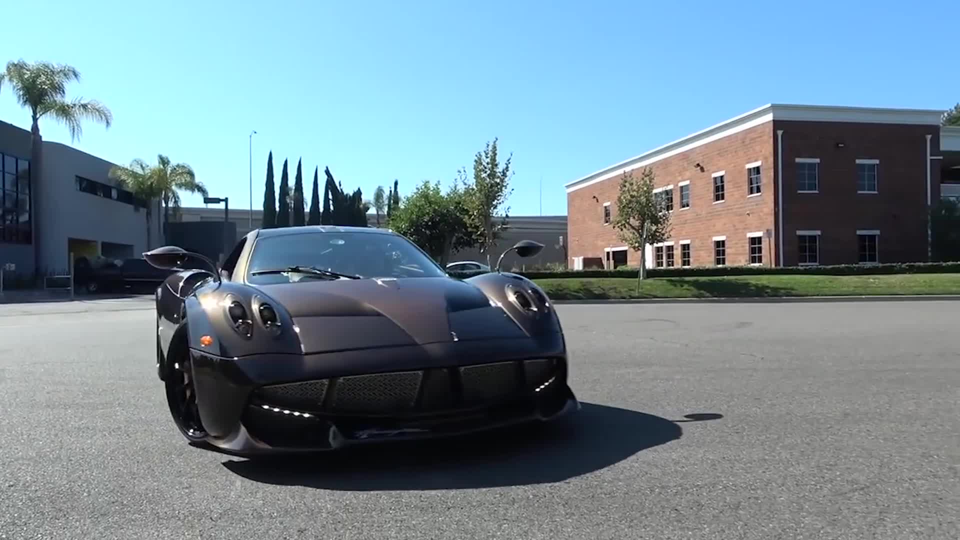 将玻璃杯靠近排气筒,看声浪表现就知道