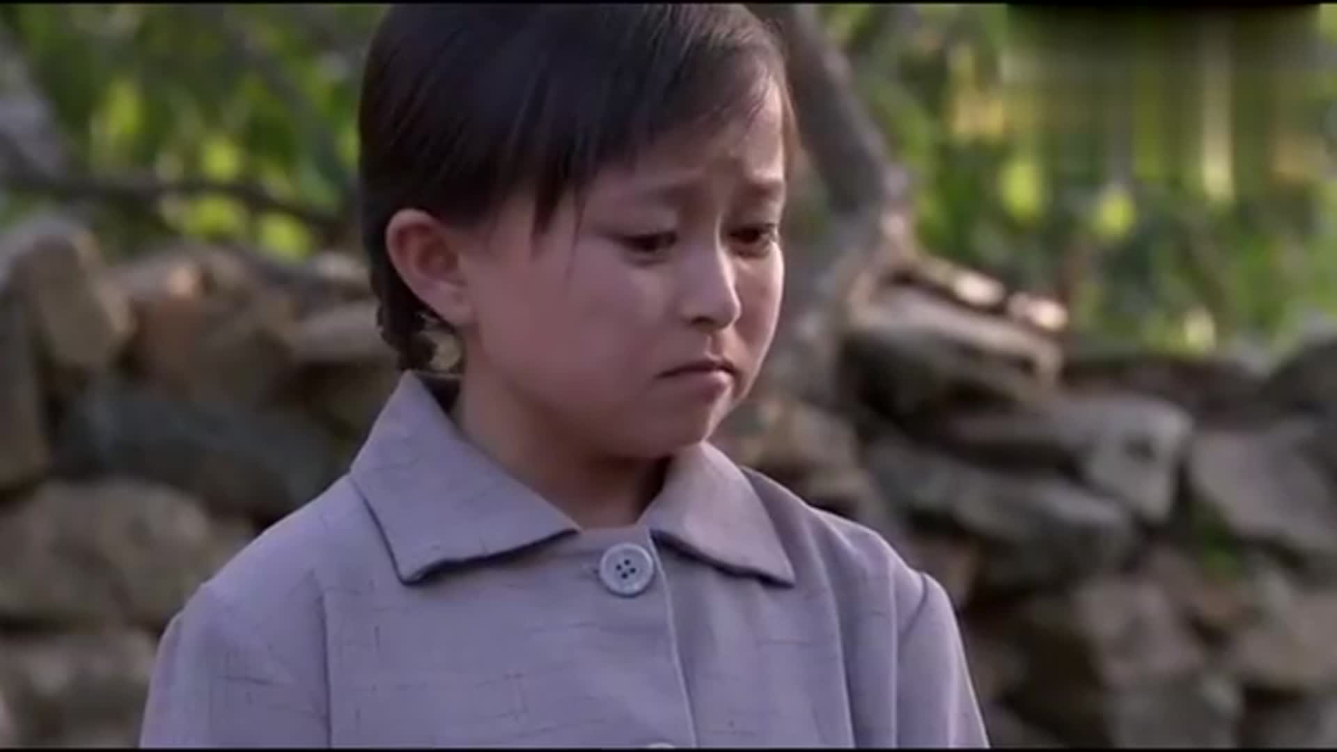 袖珍妈妈:女儿和妈妈长差不多高,俩人齐力盖房子,像姐妹一样