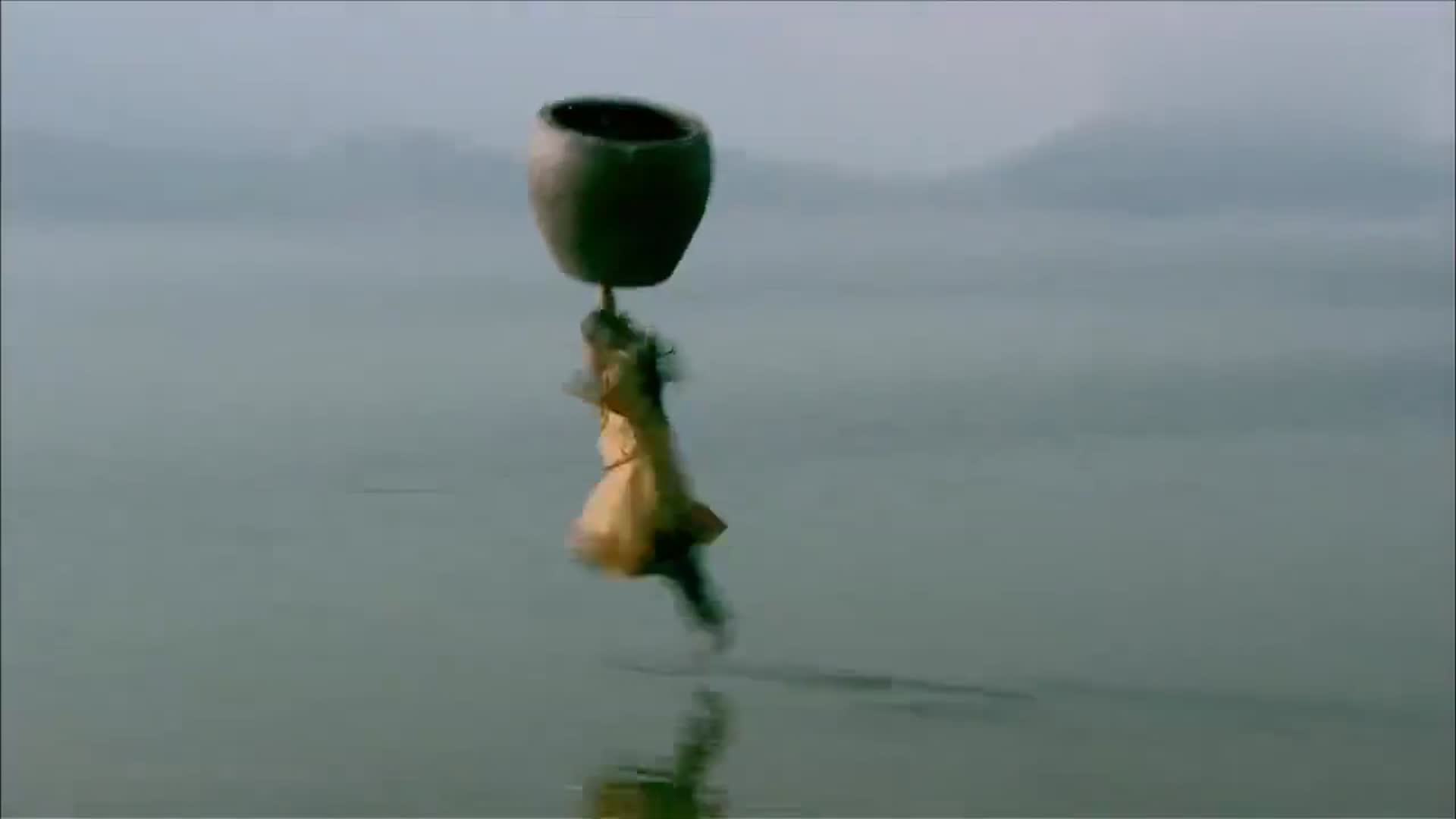 裘千仞武功高深,可以举着铁缸水上漂,双手可以冒烟,让人钦佩