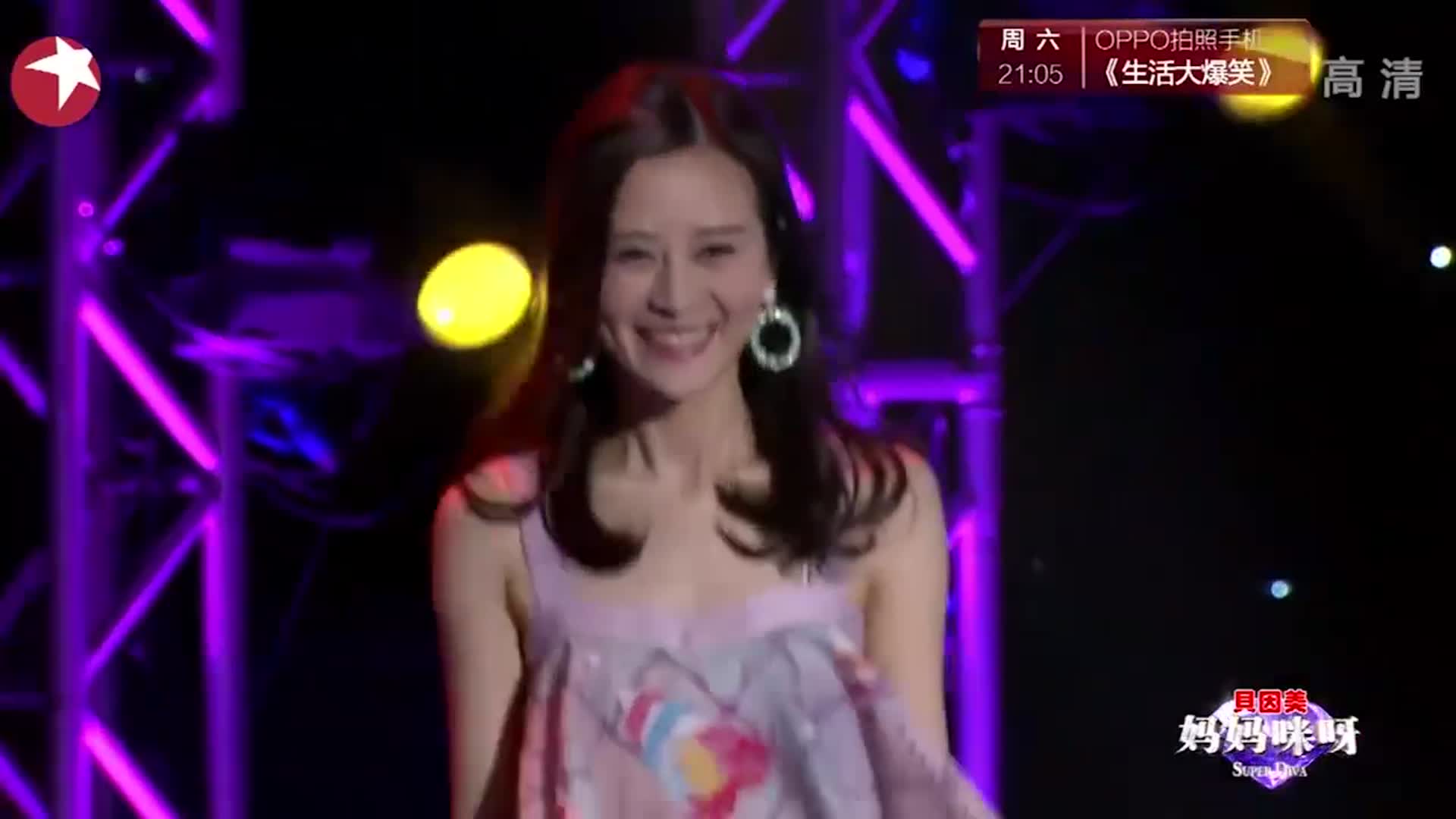 美女辣妈身材姣好，演唱《浪漫来袭》引起全场轰动丨妈妈咪呀