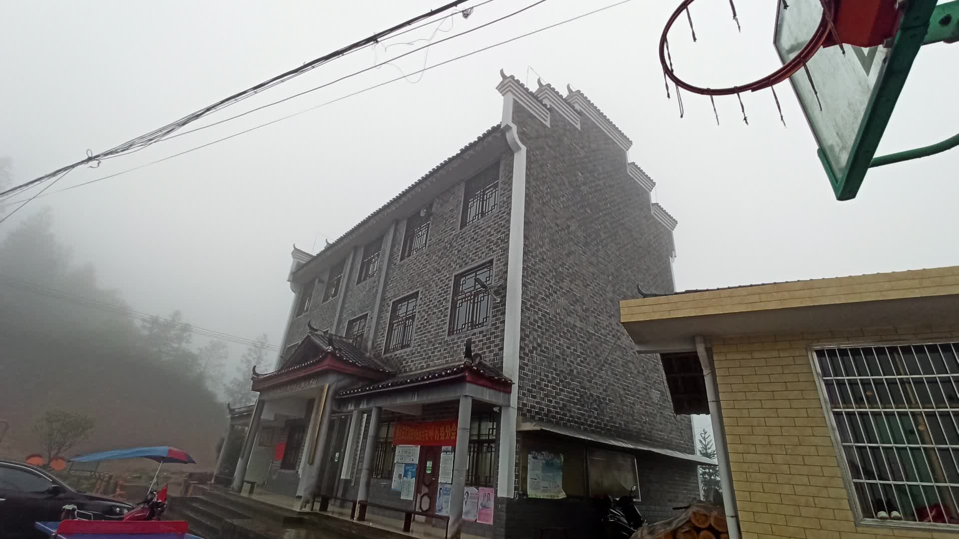 一人一车,自驾西藏行,途经中方县铁坡镇板溪村,在此露营超级好