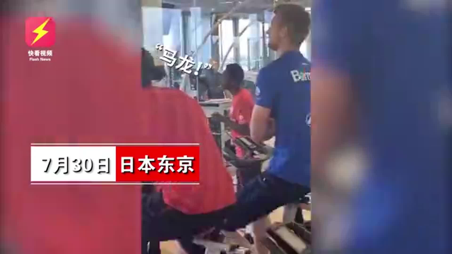 马龙对战奥恰洛夫，黑人球迷身在<a href=