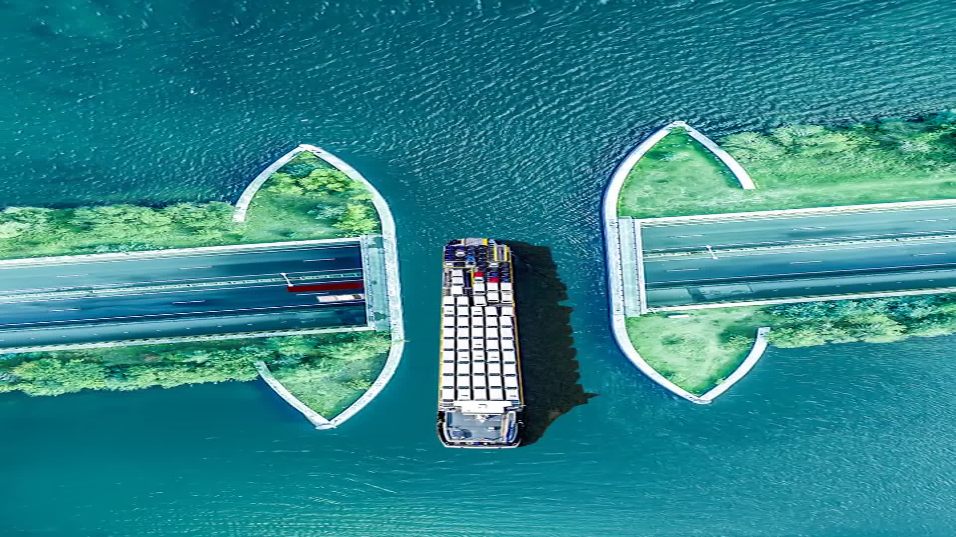 费吕沃湖水道桥据说斥资800多亿打造车辆从水下通过