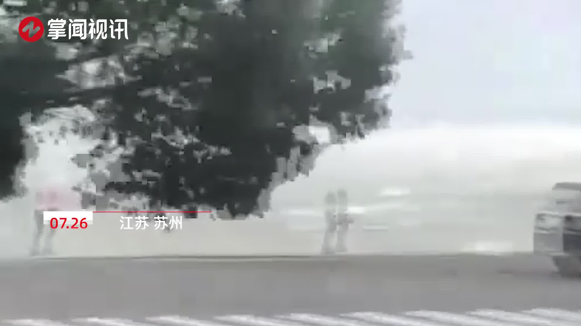 广州从化遭遇龙卷风袭击 居民拍下狂风摧毁电力设备_凤凰网视频_凤凰网
