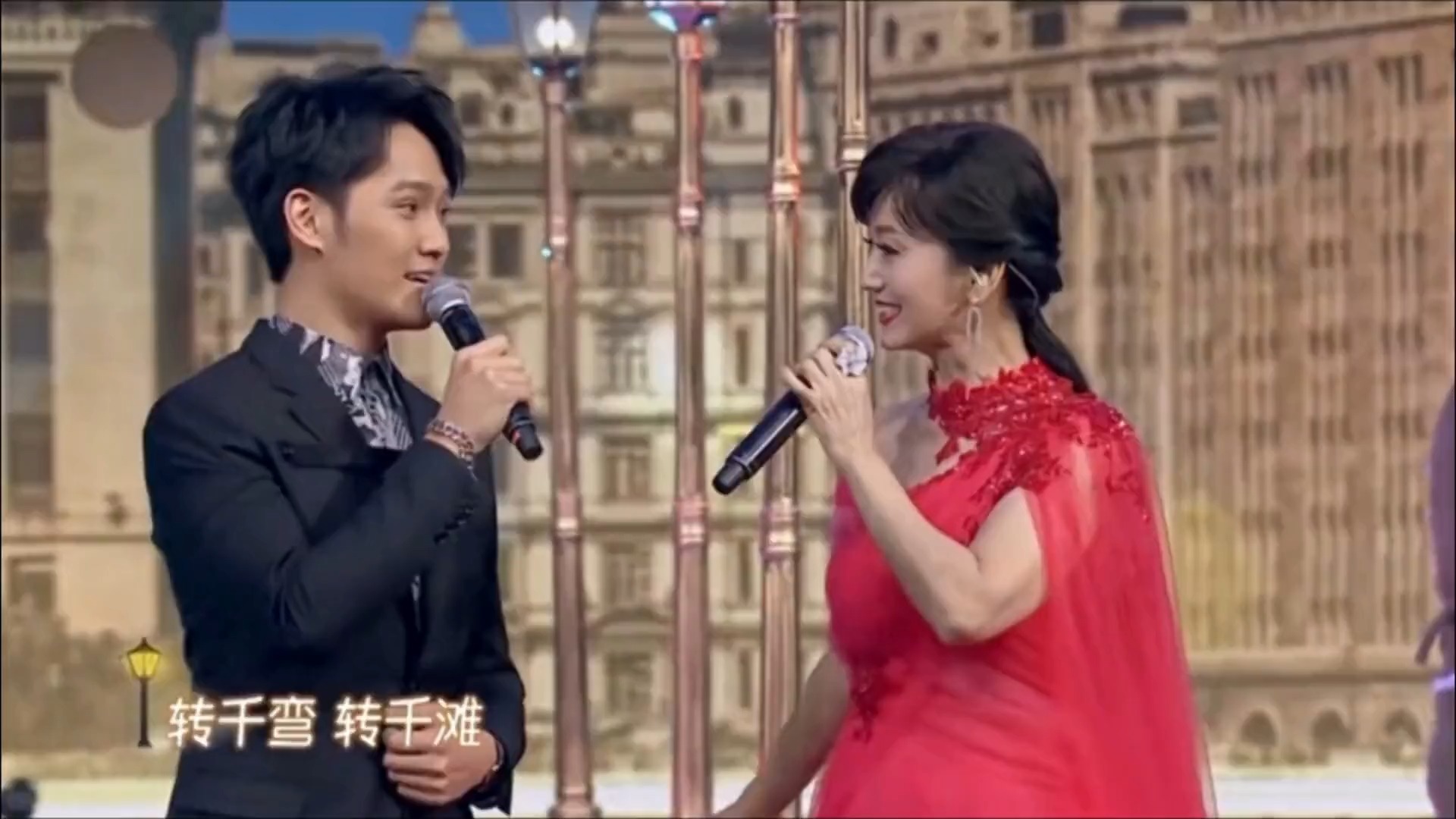 赵雅芝和儿子同台，母子俩演唱《上海滩》，配合的太默契！