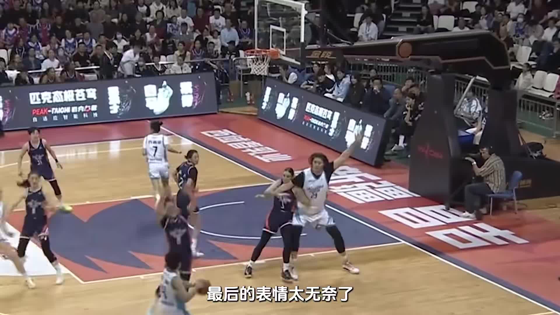 防不住直接扯衣服？张子宇篮下太无解，2米26巨无霸表情太委屈