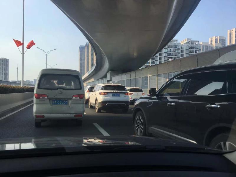 国庆出行堵车纪实，图片来源于：俊杰