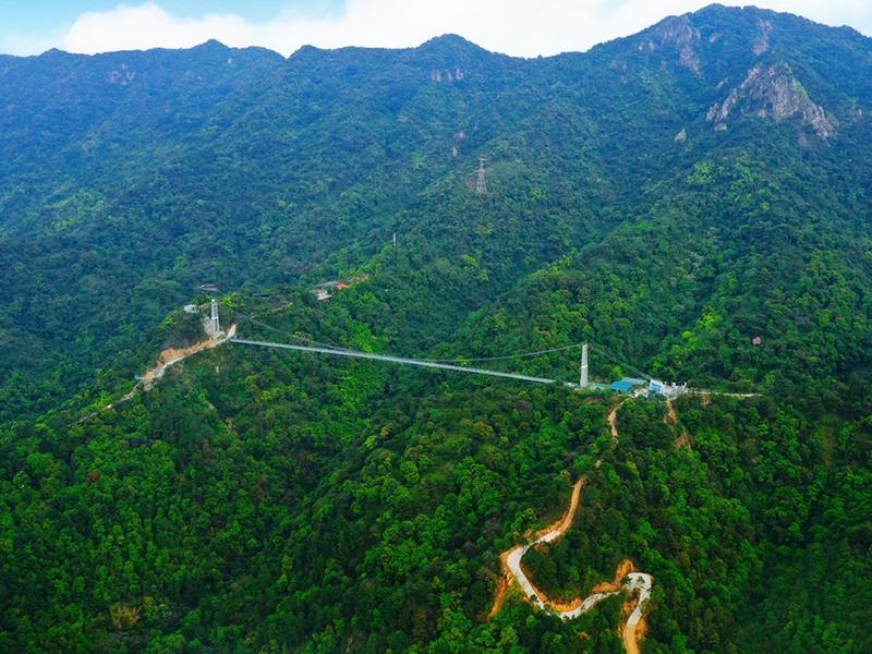 南丹山是原始森林和游乐设施天空之城凉亭相结合的游乐园