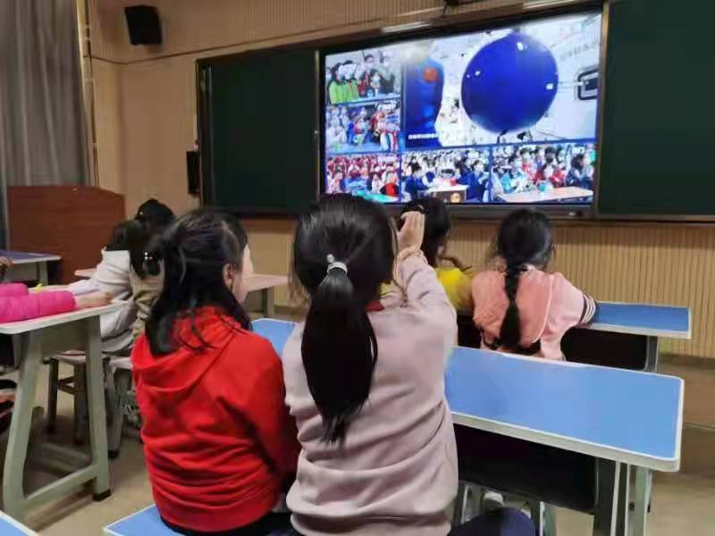 西山区马街大渔中心学校组织观看2021天宫课堂第一课休闲区蓝鸢梦想 - Www.slyday.coM