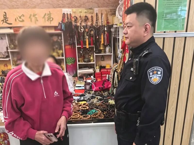 误会因手串而起 警心为群众解忧