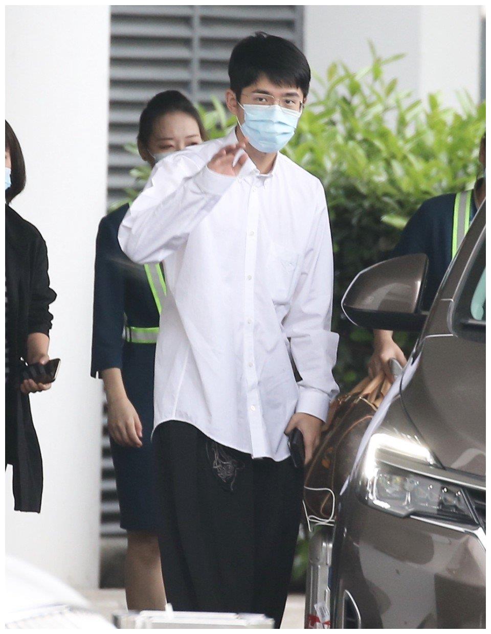 刘昊然穿白衬衫现身酒店,行程忙碌不忘与粉丝打招呼