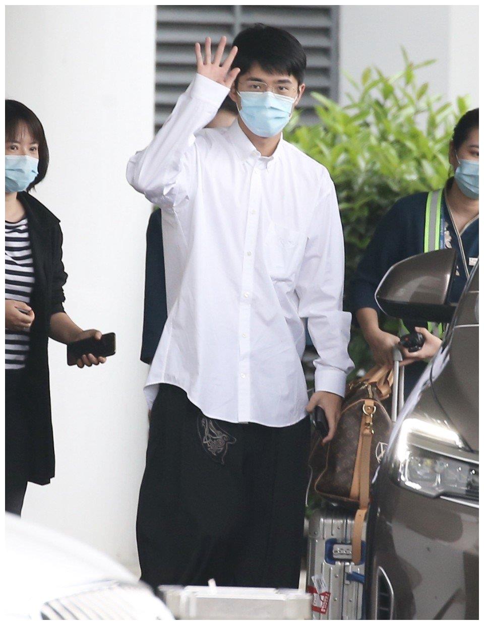 刘昊然穿白衬衫现身酒店,行程忙碌不忘与粉丝打招呼
