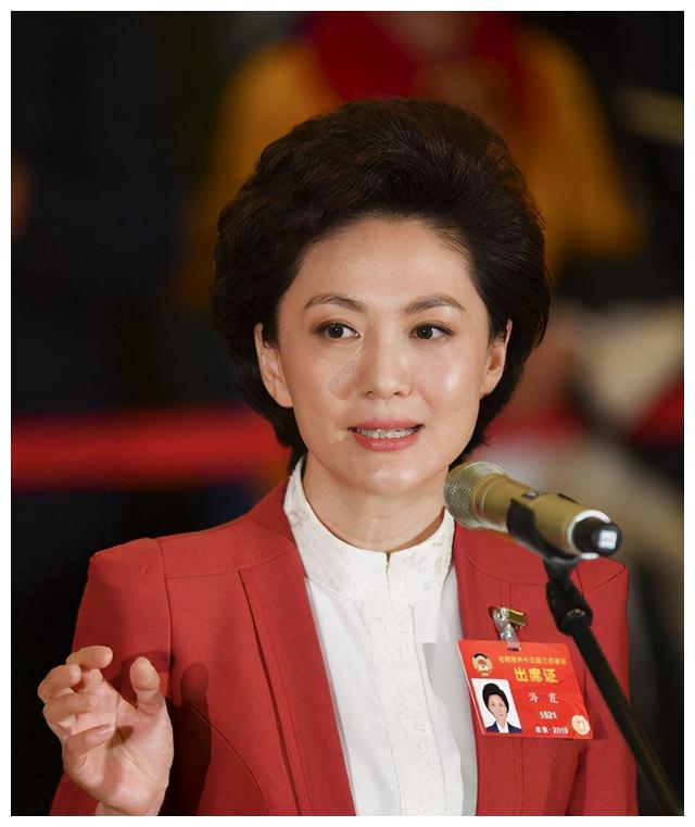 央视金牌主持人海霞:回农村老家扭秧歌,干农活,毫无名人架子